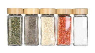 Beyaz kavanozlardaki farklı aromatik baharatlar.