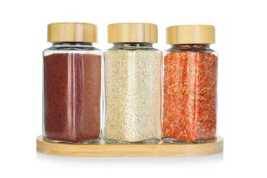 Beyaz kavanozlardaki farklı aromatik baharatlar.