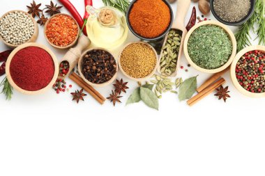Beyaz, üst görünümde izole edilmiş farklı aromatik baharatlar