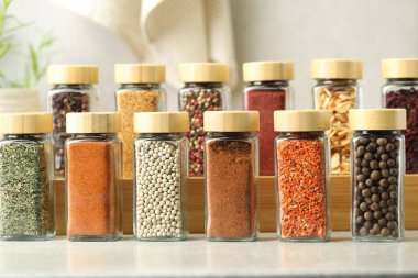 İçerideki masada kavanozlarda çok farklı aromatik baharatlar var.