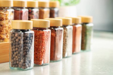 Kapalı kapılar ardında kavanozlarda farklı aromatik baharatlar var.