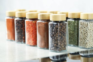 Kapalı kapılar ardında kavanozlarda farklı aromatik baharatlar var.