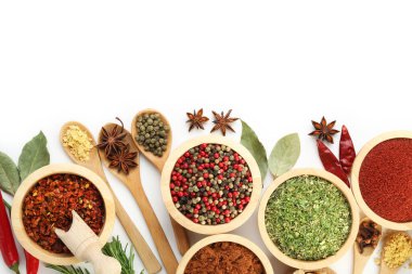 Beyaz, üst görünümde izole edilmiş farklı aromatik baharatlar