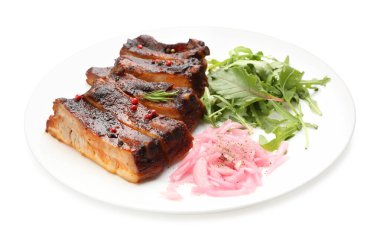 Lezzetli pirzola, soğan ve roka beyaza izole edilmiş.