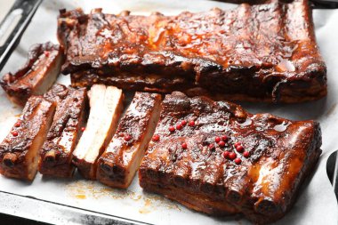 Pişirme tepsisinde nefis pirzola, yakın plan.