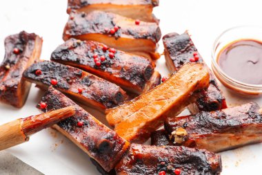 Lezzetli domuz pirzolası, sos ve fırça masada, yakın plan.