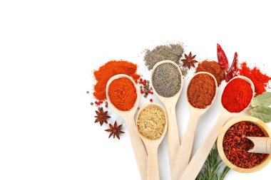 Beyaz, üst görünümde izole edilmiş farklı aromatik baharatlar