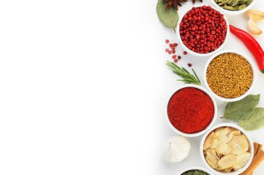 Beyaz, üst görünümde izole edilmiş farklı aromatik baharatlar