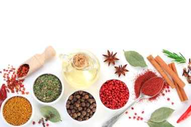 Beyaz, üst görünümde izole edilmiş farklı aromatik baharatlar