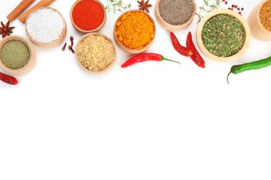 Beyaz, üst görünümde izole edilmiş farklı aromatik baharatlar