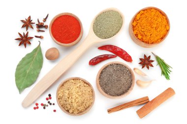 Beyaz, üst görünümde izole edilmiş farklı aromatik baharatlar