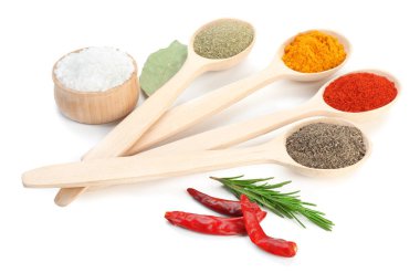 Beyaza izole edilmiş birçok farklı aromatik baharat.