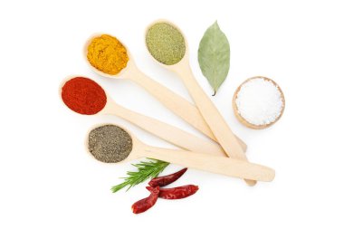 Beyaz, üst görünümde izole edilmiş farklı aromatik baharatlar