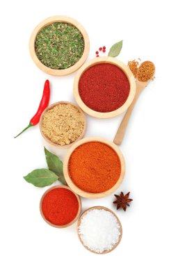 Beyaz, üst görünümde izole edilmiş farklı aromatik baharatlar