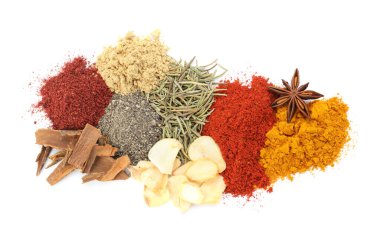 Beyaz, üst görünümde izole edilmiş farklı aromatik baharatlar