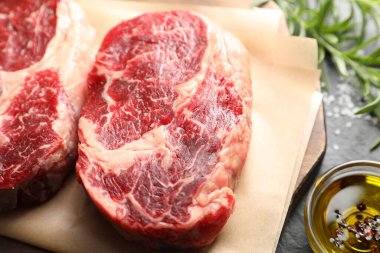 Çiğ et ve baharat parçaları masada, yakın plan.