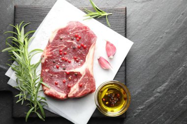 Siyah masanın üstünde çiğ et ve baharat var. Metin için boşluk