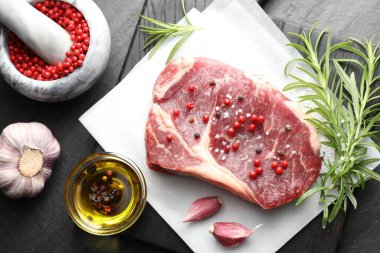 Siyah masada çiğ et ve baharat var.