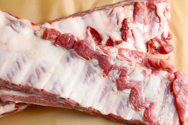 Parşömen üzerinde taze domuz kaburgası, yakın plan.
