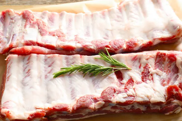 Biberiyeli çiğ domuz kaburgası, yakın plan.