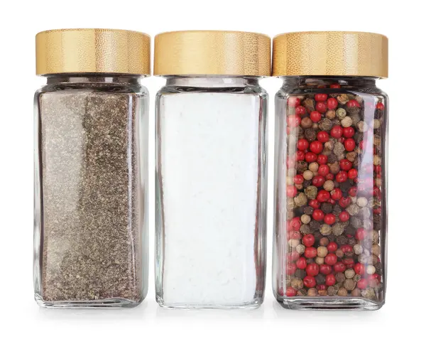 Beyaz kavanozlardaki farklı aromatik baharatlar.