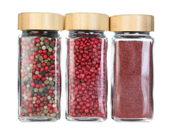 Beyaz kavanozlardaki farklı aromatik baharatlar.