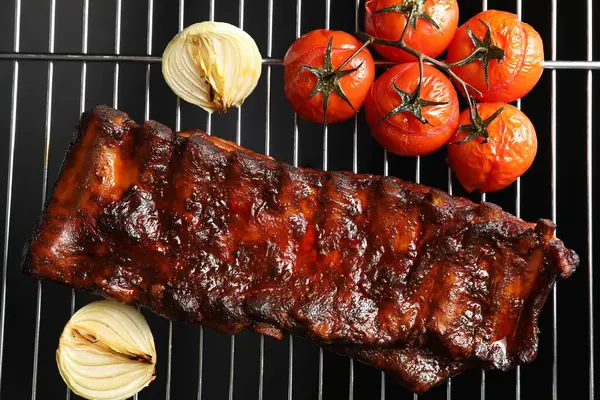 Lezzetli kızarmış domuz pirzolası, domates ve soğanlı ızgara.