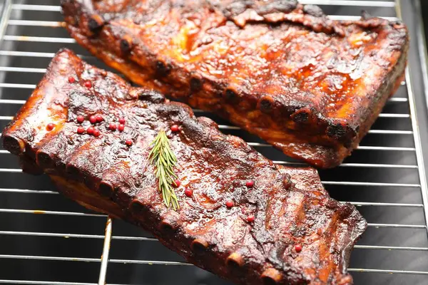 Izgarada biberiyeli domuz pirzolası, yakın plan.