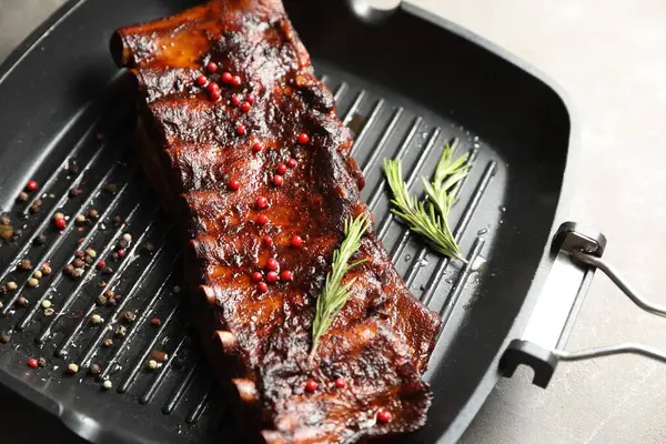 Gri masada biberiyeli domuz pirzolası, yakın plan.