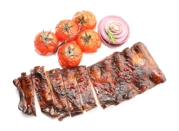 Lezzetli kızarmış domuz pirzolası, domatesli ve soğanlı, beyaza izole edilmiş.