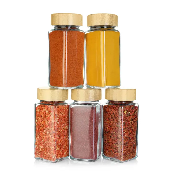 Beyaz kavanozlardaki farklı aromatik baharatlar.