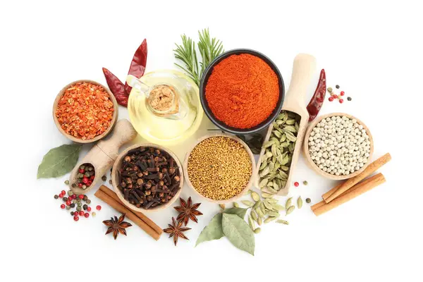 Beyaz, üst görünümde izole edilmiş farklı aromatik baharatlar