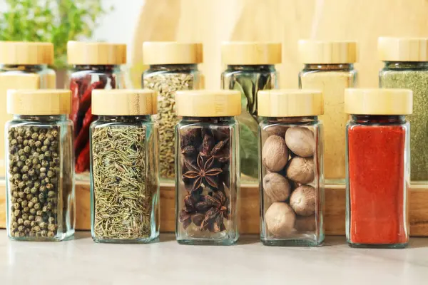 Kapalı kapılar ardında kavanozlarda farklı aromatik baharatlar var.