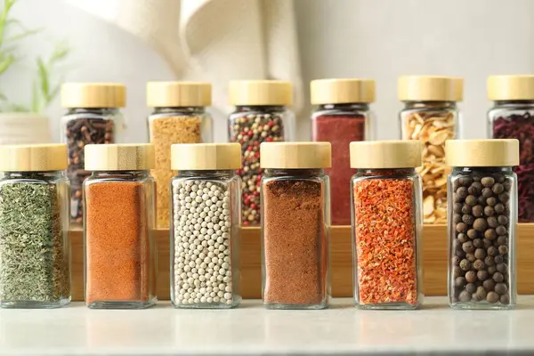 İçerideki masada kavanozlarda çok farklı aromatik baharatlar var.