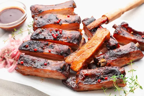 Lezzetli domuz pirzolası, kekik, soğan, sos ve fırça.