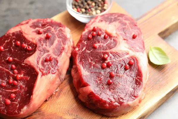 Çiğ et ve baharat parçaları masada, yakın plan.