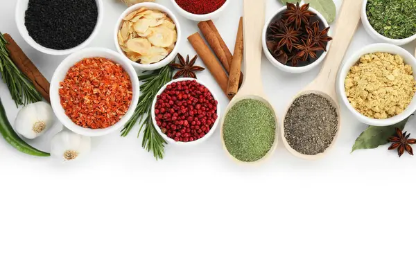 Beyaz, üst görünümde izole edilmiş farklı aromatik baharatlar