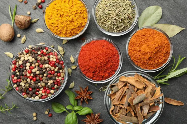 Gri masada farklı aromatik baharatlar var.