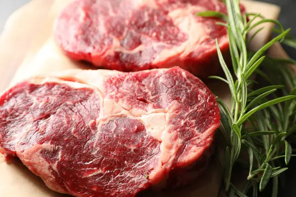 Çiğ et ve biberiye parçaları masada, yakın plan.