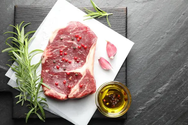 Siyah masanın üstünde çiğ et ve baharat var. Metin için boşluk