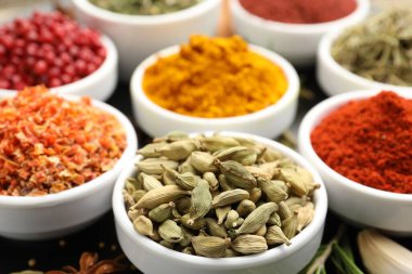 Masada çok farklı aromatik baharatlar var, yakın plan.