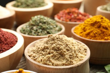 Masada farklı aromatik baharatlar var, yakın plan.