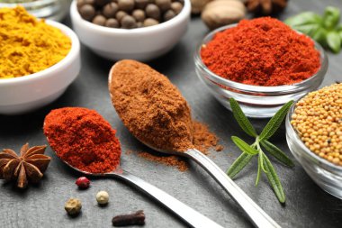 Siyah masada farklı aromatik baharatlar, yakın plan.