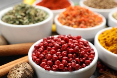 Masada farklı aromatik baharatlar var, yakın plan.