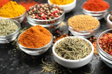 Koyu masada farklı aromatik baharatlar, yakın plan.