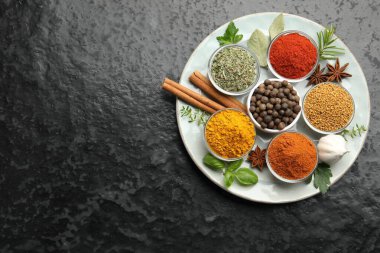 Koyu masada değişik aromatik baharatlar, üst manzara. Metin için boşluk