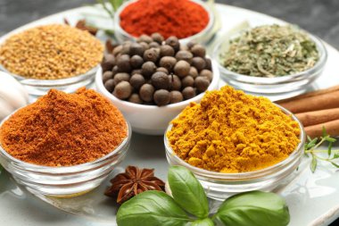 Masada çok farklı aromatik baharatlar var, yakın plan.