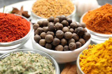 Masada çok farklı aromatik baharatlar var, yakın plan.