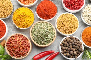 Gri masada farklı aromatik baharatlar var.