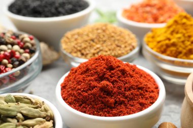 Masada farklı aromatik baharatlar var, yakın plan.